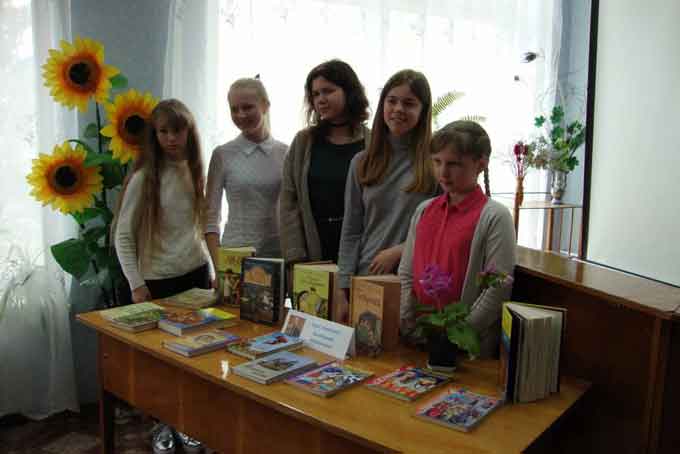 13 квітня в читальному залі Чорнобаївської районної бібліотеки відбулася відеоконференція із українським поетом, прозаїком, дитячим письменником, нашим земляком Володимиром Рутківським.