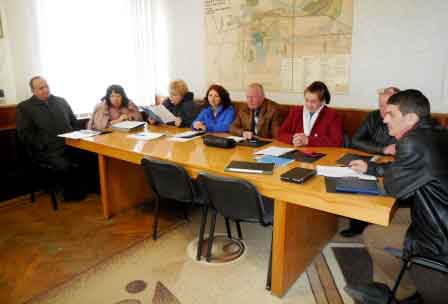 На засіданні виконавчого комітету, яке днями провів ватутінський міський голова Олександр Лисюк було розглянуто 34 проекти рішень, які членами виконавчого комітету опрацьовані в повному обсязі і по яким ухвалені відповідні рішення.