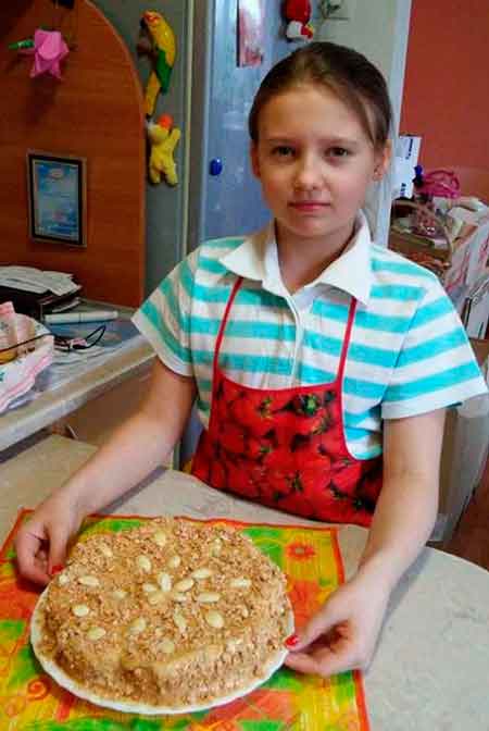Брауні, пончики, макаруни та бісквіти - це та багато іншого одинадцятирічна черкащанка Анастасія Стрєлова вміє готувати ще змалку.