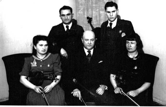 Зліва від Полякіна - Ліза Гілельс, праворуч Марина Козолупова, позаду зліва Борис Феліціант, праворуч Михайло Фихтенгольц. Кінець 1930-х