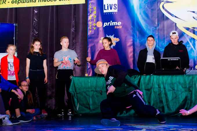 Тепер його «дітище» − це 7 філіалів у Смілі, а також танцювальні школи в Шполі, Городищі та Кам’янці. І 300 юних танцівників від 3 до 18 років, серед яких щороку спалахують нові зірки.