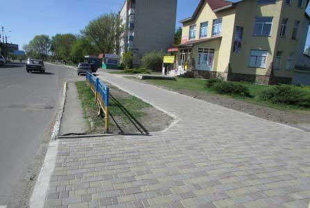 У Шполі продовжують вимощувати брукованою плиткою тротуари