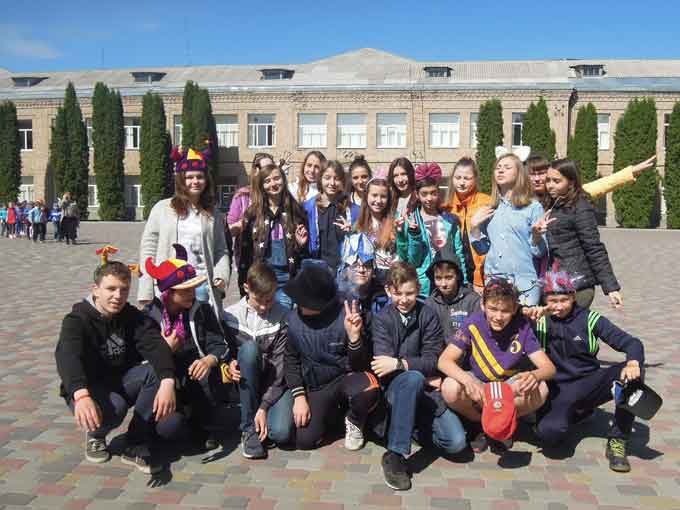 Днями в смілянській школі №3-колегіумі відбулося традиційне свято «Посмішки». Цього дня діти мандрували країною мрій, добра, краси.