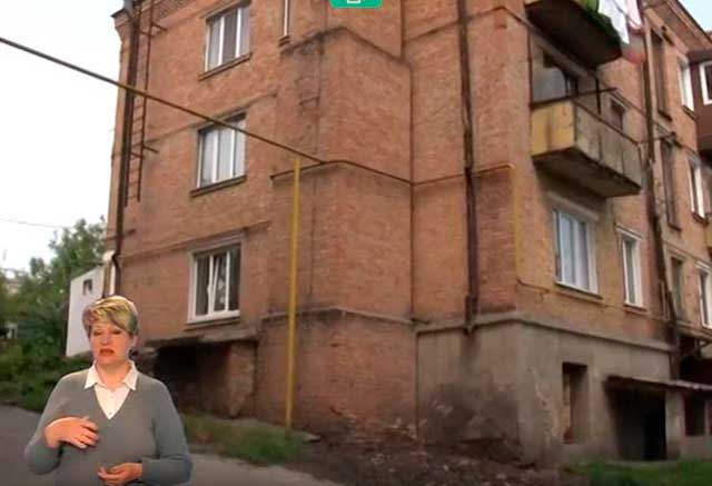 Відеорепортаж: в Умані будинок завис над прірвою