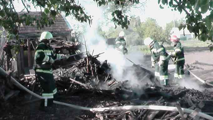У Шполі рятувальники ліквідували пожежу дровника