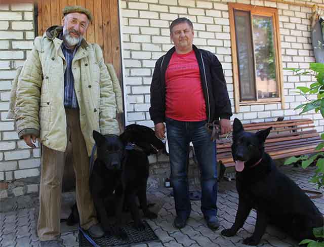 Ми високо цінуємо таких людей, як Олексій Мельник, – каже ветеран МВС України полковник Володимир Пугач (на фото), який сам добре розуміється на вихованні собак і має свій досвід