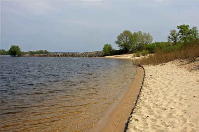 Чинне законодавство забороняє на березі Дніпра в Каневі облаштовувати пляжі