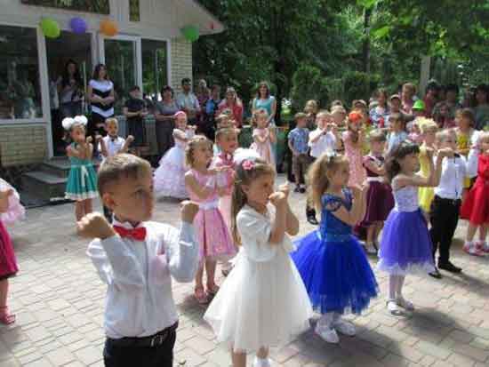 На свято до Шполи приїхало близько сорока малят, вихователі та вчителі Кримківського НВК «Дошкільний навчальний заклад» ЗОШ І-ІІ ступенів.