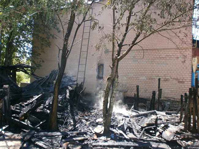 4 червня о 10:50 у селищі Єрки виникла пожежа прибудованого до житлового будинку дровника.