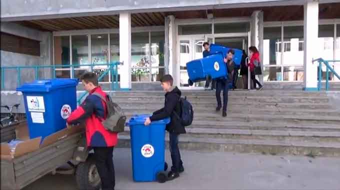 У школах Золотоноші встановлено контейнери для збору пластикових пляшок, кошти від здачі яких на приймальні пункти передають на допомогу безпритульним тваринам.