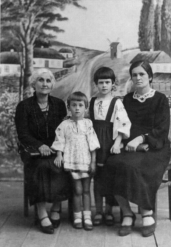 Олександра Шулежко (праворуч) з доньками Аллою і Ларисою та колегою Поліною Євстихіївною (зліва), вихователькою дитсадка, викладачем вишивання. Черкаси, 1942 рік