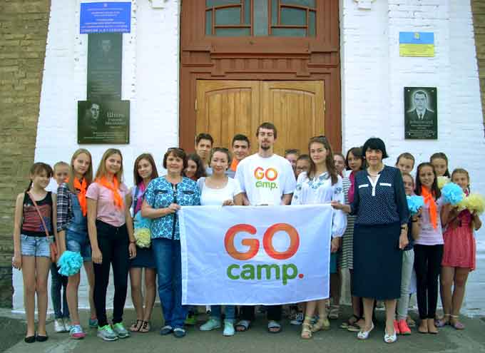 В смілянську гімназію для роботи в мовному пришкільному таборі за Міжнародною програмою «GoCamp» прибув волонтер з Великобританії Робін Форкін