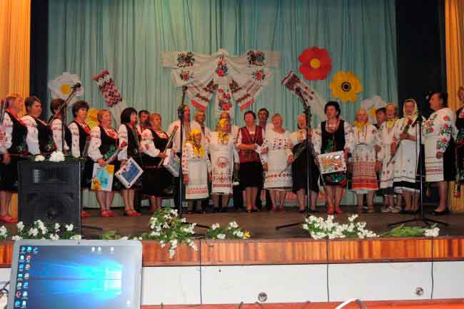 Фольклорно-етнографічний ансамбль «Калина» відзначив свій 40-річний ювілей у формі звітного концерту