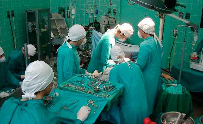 У Черкасах хірурги проводять операції на заіржавілих столах