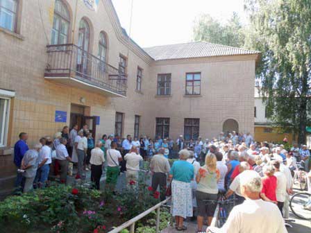 Громада Ватутіного мітингувала проти перейменування міста