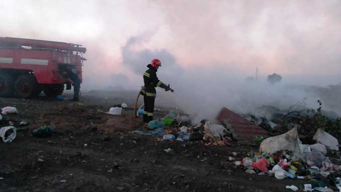 У Чорнобаї рятувальники ліквідували пожежу на місцевому сміттєзвалищі (відео)