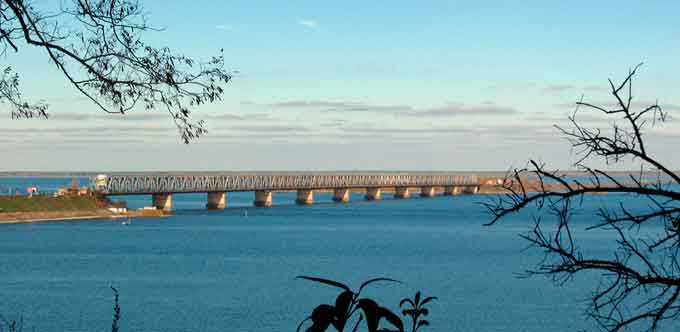 Черкаси. Довжина металевого мосту близько 1172 м, ширина – 7 м. Міст має судноплавні прольоти – третій і четвертий, шириною 100 м і висотою 12,5 м. Максимальна глибина під мостом – 15 м, максимальна у Дніпрі – 28 м.