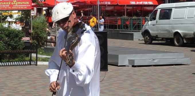Скрипаль-віртуоз у центрі Черкас грає світову класику (відео)