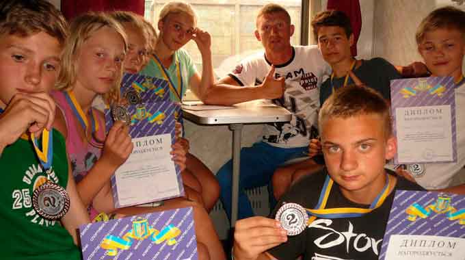На обласних спортивних змаганнях «Старти надій» команда Смілянської ЗОШ № 1 посіла перше місце. Вона представляла Черкаську область у Луцьку, куди поїхали 14 спортсменів з вчителями-наставниками.