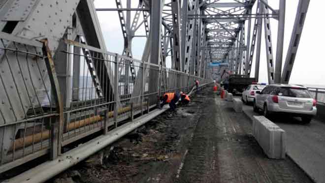 На мосту через Дніпро розпочалися цілодобові ремонтні роботи
