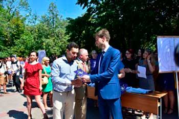 11 липня 2017 року на Площі Знань Черкаського державного технологічного університету відбулося вручення дипломів за освітньо-кваліфікаційним рівнем бакалавр, спеціаліст та магістр цьогорічним випускникам.