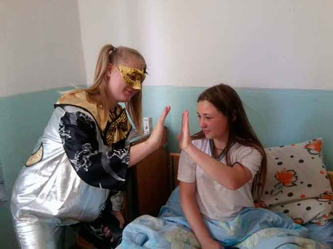У Смілянській міській лікарні клоуни підтримують хворих дітей (фото)