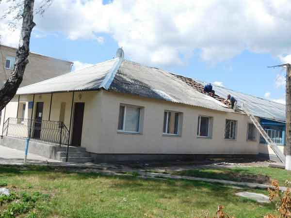 Бригадами будівельників Чигиринської РДА та СТОВ «Агроко» проведено перекриття шифером пошкодженого даху адмінкорпусу центральної районної лікарні.