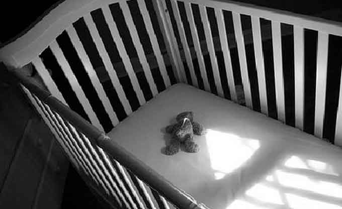 В приймальному відділенні Канівської ЦРЛ учора померла 4-місячна дитина, яку доставили «швидкою» з Литвинця. Доставлений хлопчик помер відразу після доставлення у приймальне відділення. В дитини був сильний жар.