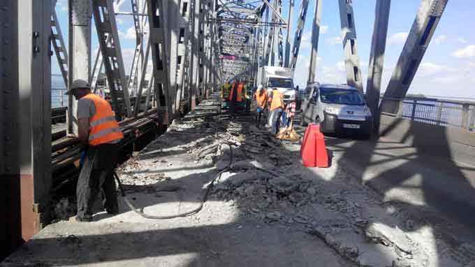 Вже цього тижня на мосту через річку Дніпро підрядна організація, яка виконує його поточний середній ремонт, збільшила майже вдвічі кількість працівників та пришвидшила темпи ремонтних робіт.