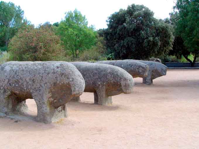 Схожі пам’ятки знайдено в Іспанії. На півшляху від Мадрида до Авіли стоять кам’яні бики Гісандо