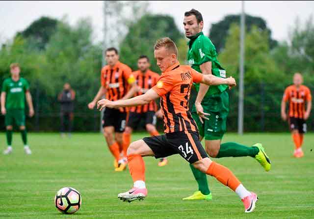 Вихованець смілянського футболу, півзахисник «Шахтаря» Іван Петряк вперше вийшов на поле в складі донецької команди.
