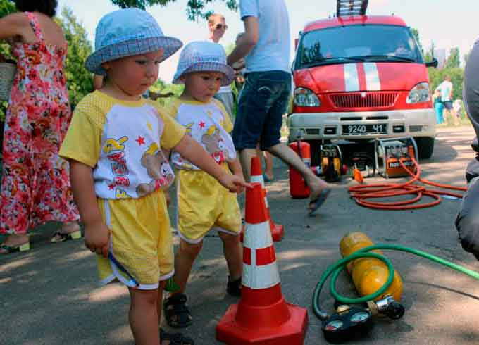 Найактивніше діти згуртовувалися біля майданчиків, де розгорнулись фахівці Служби «101»: пожежні, хіміки, водолази, психологи та екстремальні медики. Вже після коротенького навчального ознайомлення, свій перший крок у цю непросту та цікаву професію «101» зробили кілька сотен юних черкащан.