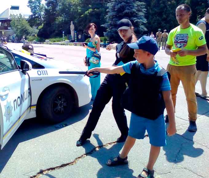 Після короткого майстер-класу від фахівців своїх галузей, таких як – рятувальник, пожежник, кінолог, вибухотехнік, інспектор ДАЇ, фармацевт, соціальний працівник, криміналіст, будівельник, перукар, агроном, ветлікар, діджей, автослюсар, продавець-консультант, садівник, лісоруб, кухар, кравчиня тощо, діти почали опановувати спеціальності