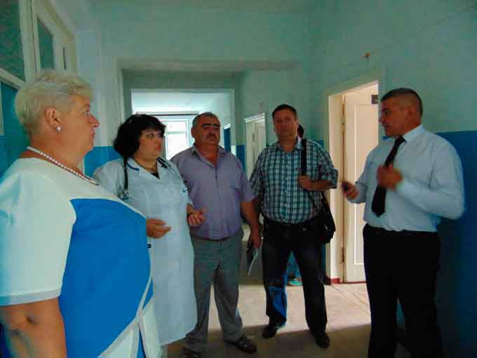 Драбівські депутати побували у Драбівській районній центральній лікарні, де головний лікар Світлана Бойко проказала новий кабінет флюорографії
