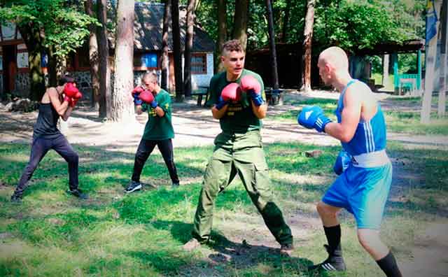 для таборовиків провели майстер-клас й тренування з боксу чемпіон Європи Дмитро Майдаков і призер міжнародних змагань Юрій Радченко