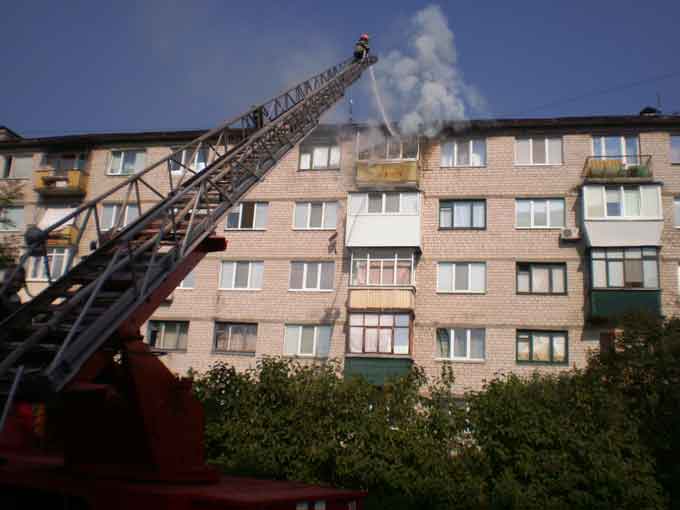 4 серпня о 09:00 в 5-ти поверховому житловому будинку на вулиці Дніпробудівській виникла пожежа на балконі квартири на п’ятому поверсі