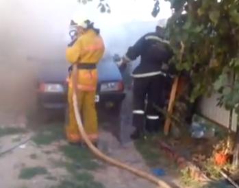 Загорання автомобіля, яке виникло на території приватного домоволодіння на вулиці Кармелюка виявили сусіді та одразу зателефонували до Служби порятунку «101»