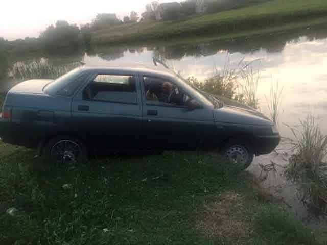 На Черкащині автівка з п'яним водієм зависла над обривом та ледь не втрапила у водойму (фото)