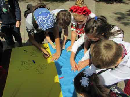 Зі Шполи на передову відправили прапор з дитячими долоньками (фото)