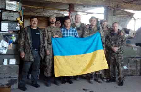 державний стяг з теплом дитячих долонь передали солдатам 72-ї ОМБ на шахті Бутівка