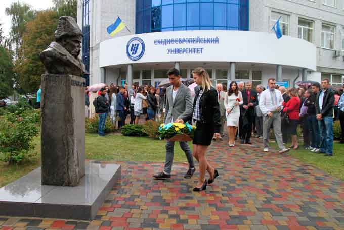 Наприкінці заходу присутні вшанували пам’ять Т. Г. Шевченка, поклавши квіти до пам’ятника Великому Кобзареві, розташованому на території університету.