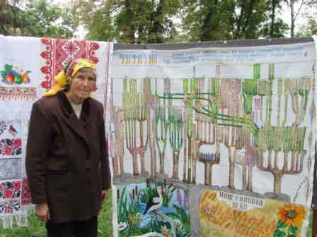 ідвідувачів парку вразив вишитий шедевр «Наш родовід» шполянської майстрині Олени Остапенко