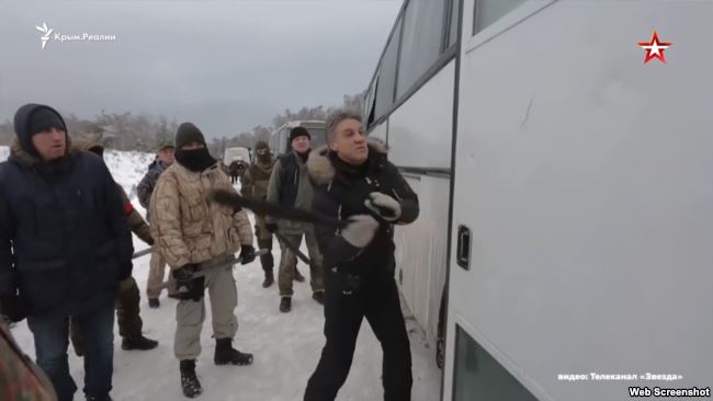 Кадр із фільму «Крим». Режисер показує, як бити автобус