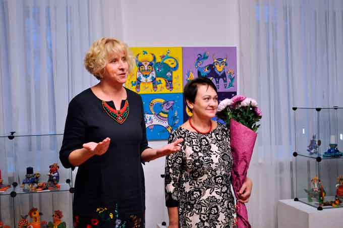 У Черкасах відкрилася персональна виставка Ольги Отнякіної-Бердник «Дивовижні Звірі Передзим’я»