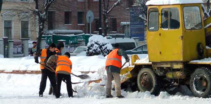 прибирання міських доріг від снігу