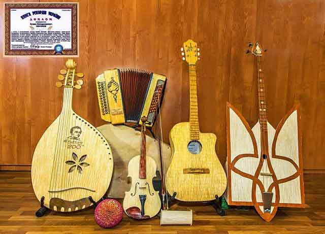 У колекції Богдана Сенчукова із Жашкова, що на Черкащині, уже 11 музичних інструментів, виготовлених із сірників. Серед них унікальний винахід – ГербБас.