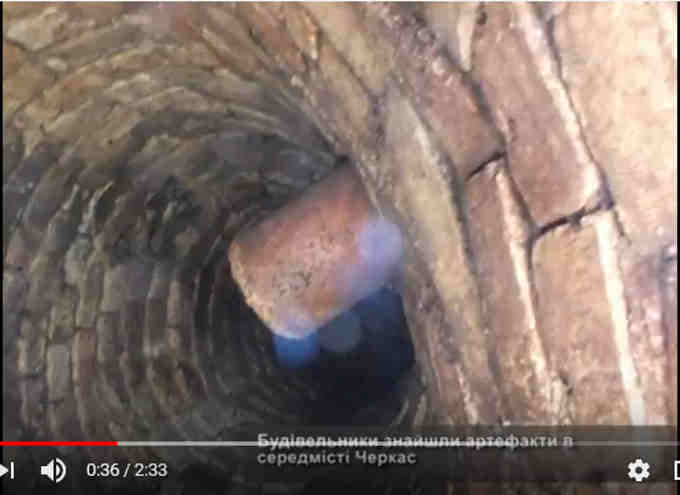 Вигляд старовинної підземної труби крупним планом