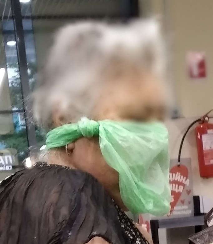 У Мелітополі, в одному з супермаркетів мережі АТБ, покупці помітили пенсіонерку, яка здійснювала покупки з поліетиленовим пакетом на обличчі