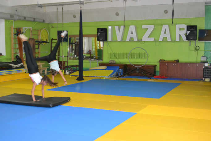в «Фізкультурно-спортивному клубі Івазар» займається більше ніж 300 дітей