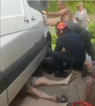 У Черкасах на чоловіка впав з домкрата автомобіль (відео)